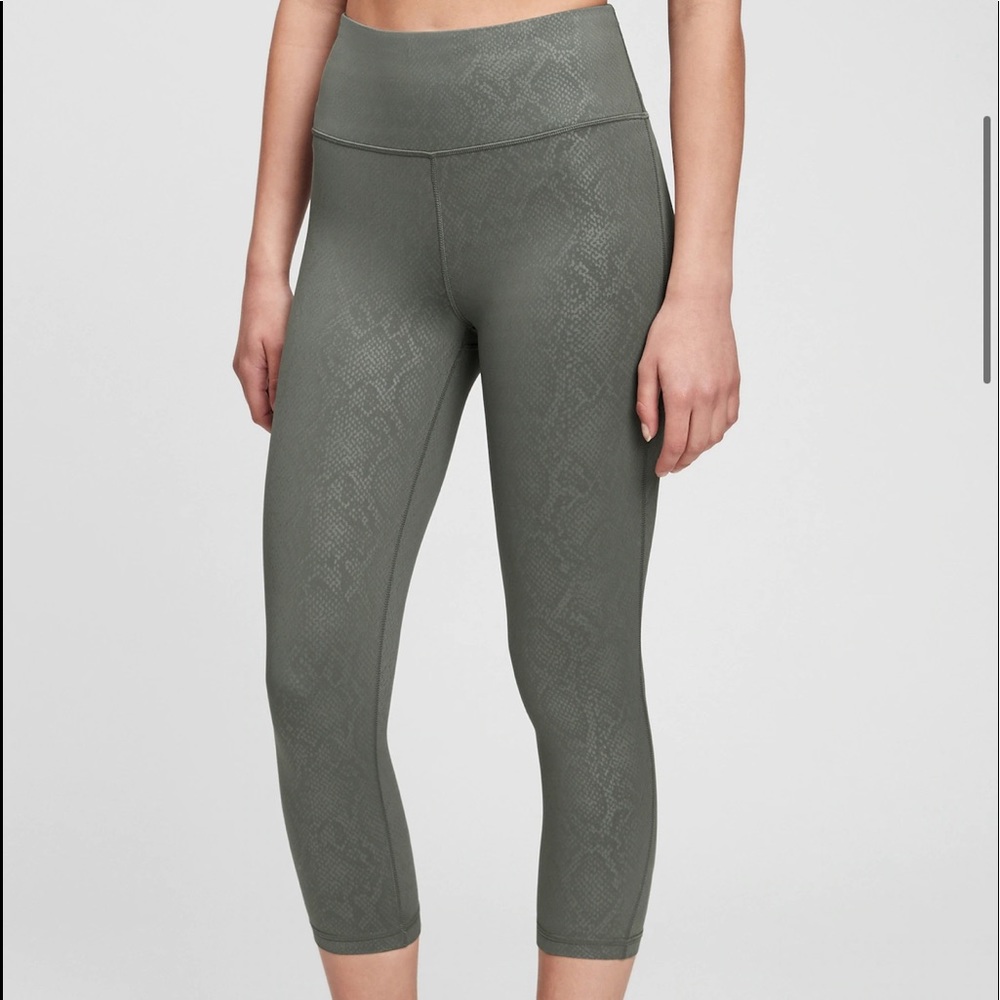 GapFit High Rise Capris in Eclipse